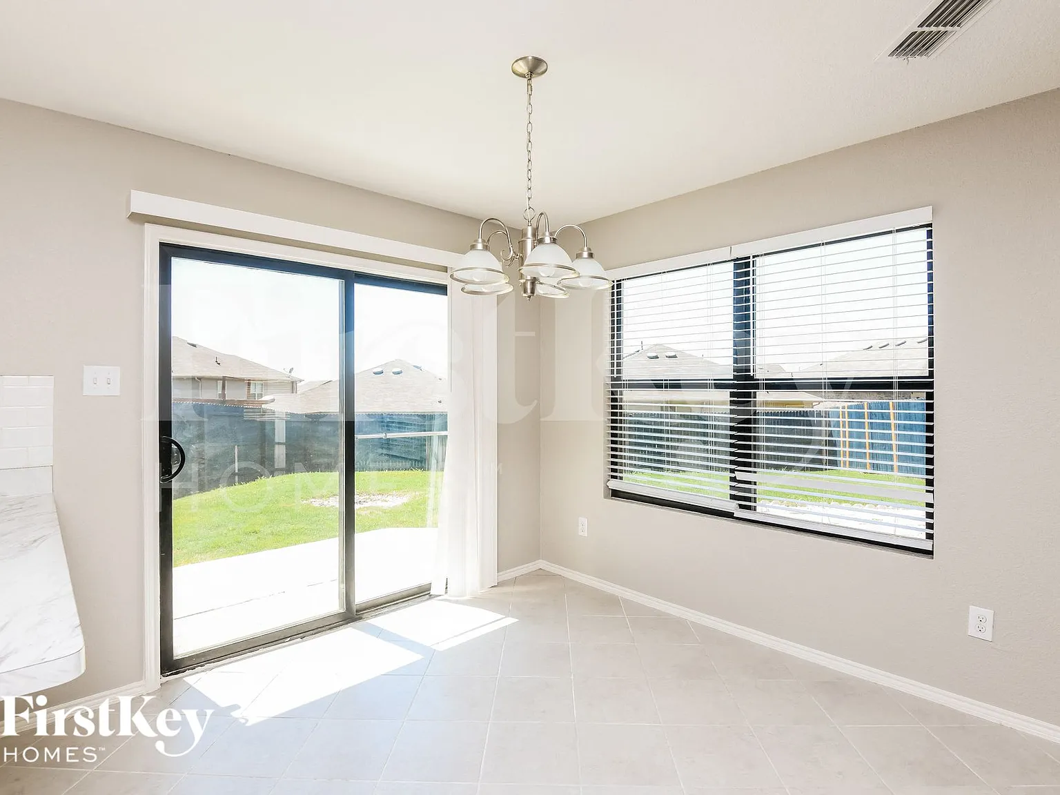3 bed, 2.5 bath, 2582 sqft, $2,120 — Photo 3