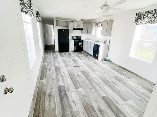 2 Cloverleaf Ct