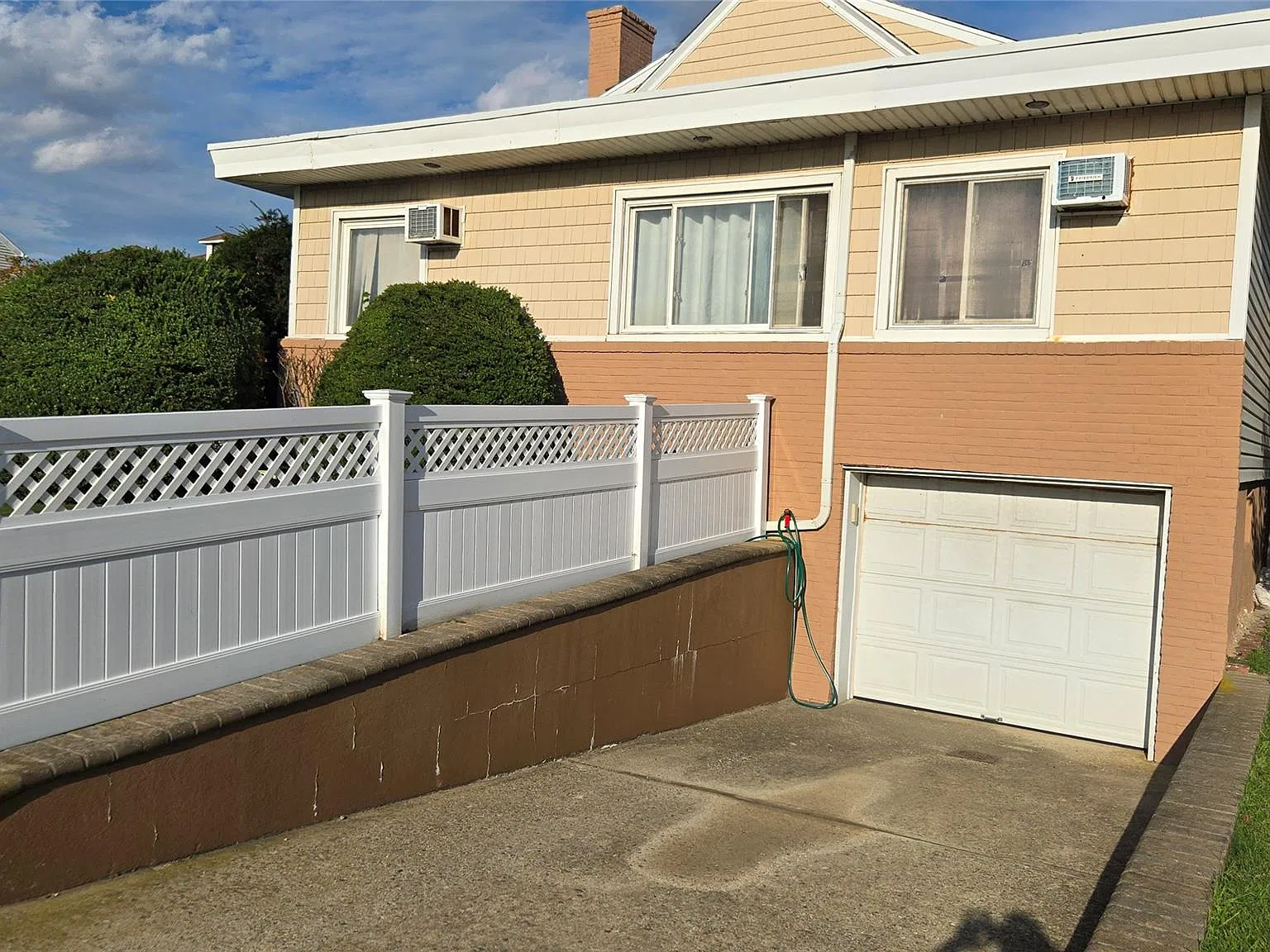 4 bed, 1.5 bath, 2500 sqft, $4,900 — Photo 2
