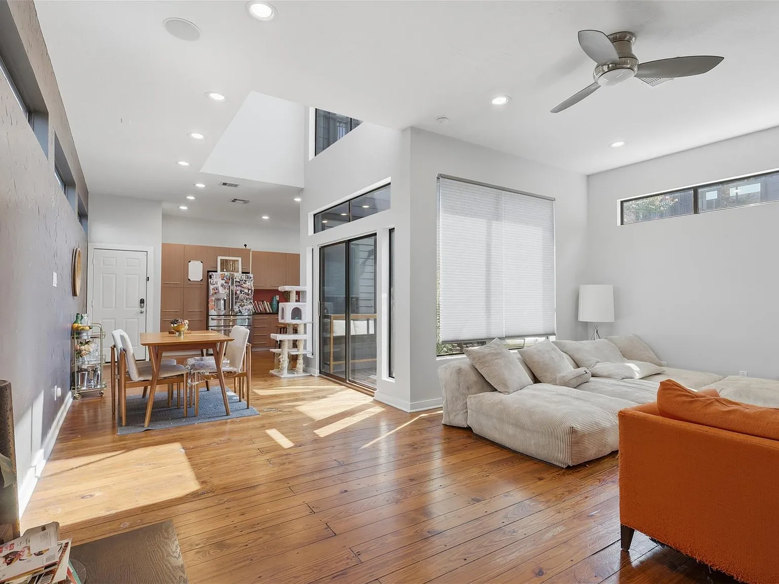 3 bed, 2.5 bath, 2184 sqft, $3,200 — Photo 2