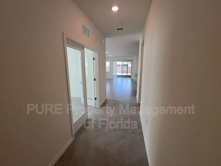 4122 NW 48th Terrace Rd — Photo 4