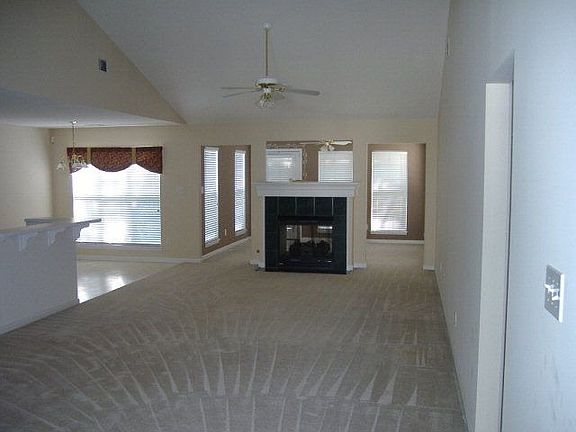 5th image of 727 Bradford Ln
