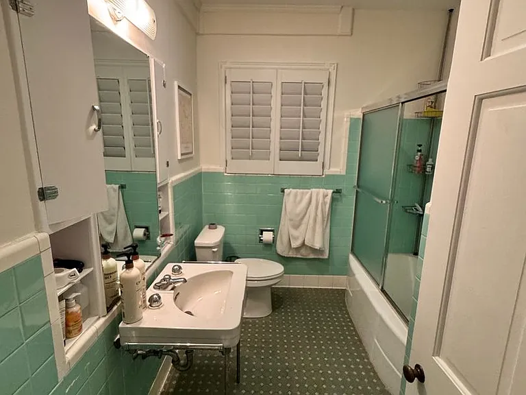 906 Crescent Cir — Photo 32