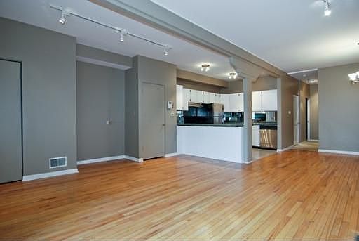 3rd image of 3223 N Kenmore Ave #2
