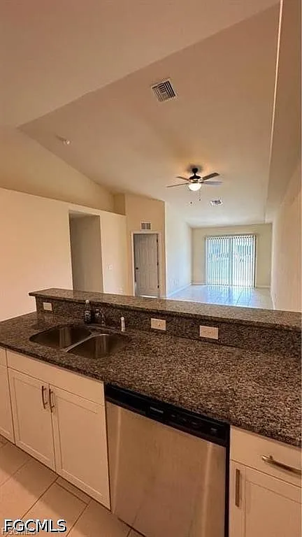 3 bed, 2.0 bath, 1200 sqft, $1,585 — Photo 3