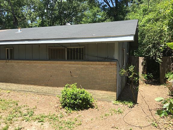 2nd image of 3207 Lakewood Dr