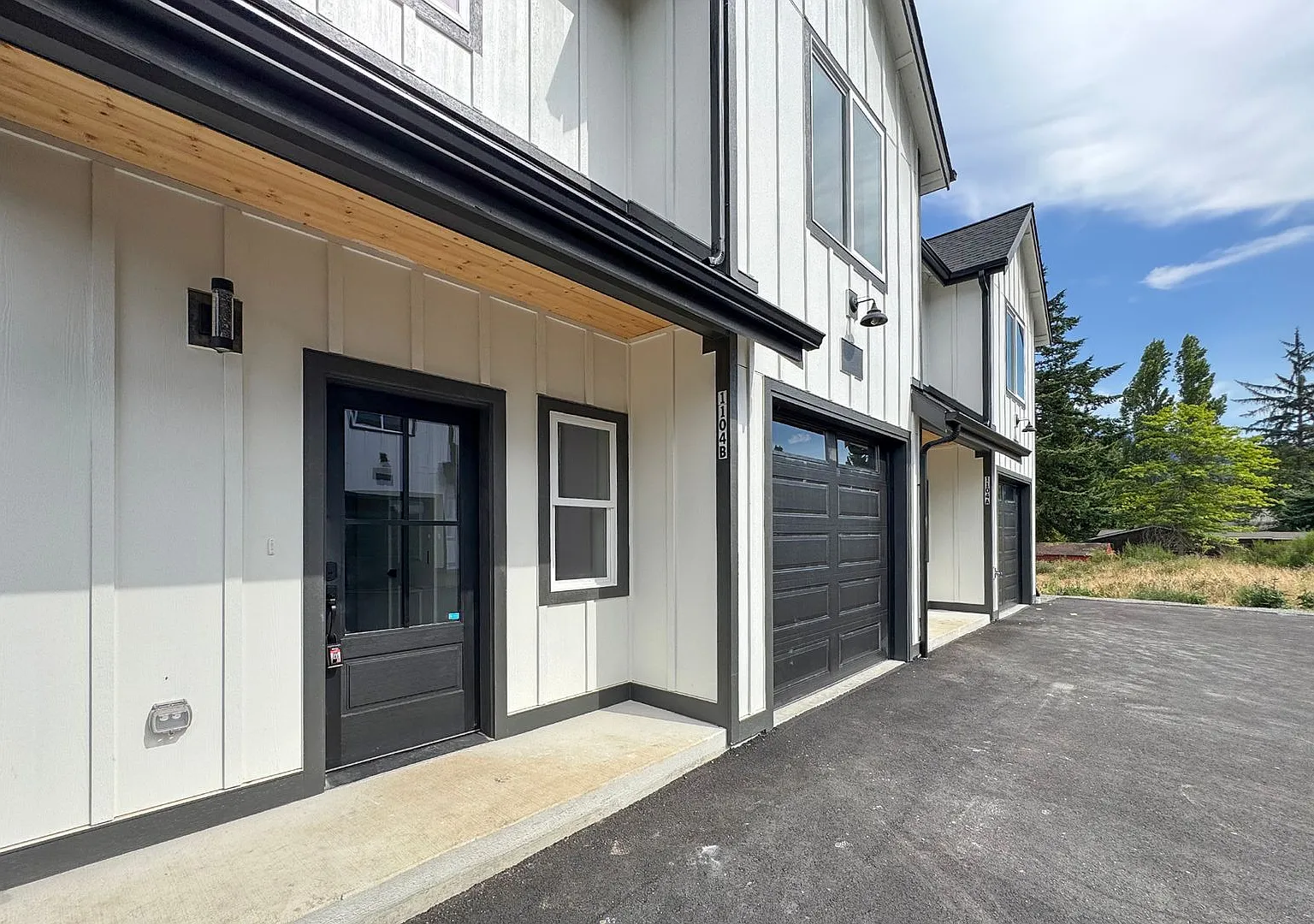 1106 W Lauridsen Blvd — Photo 2