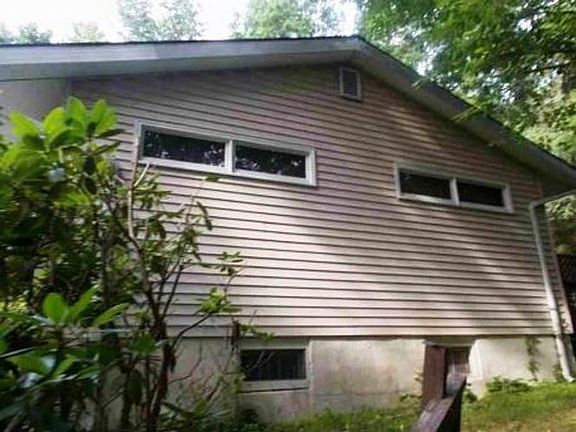 4th image of 19 E Brook Ln