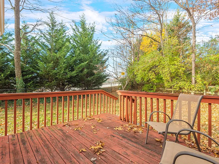 1560 Pheasants Glen Dr — Photo 32