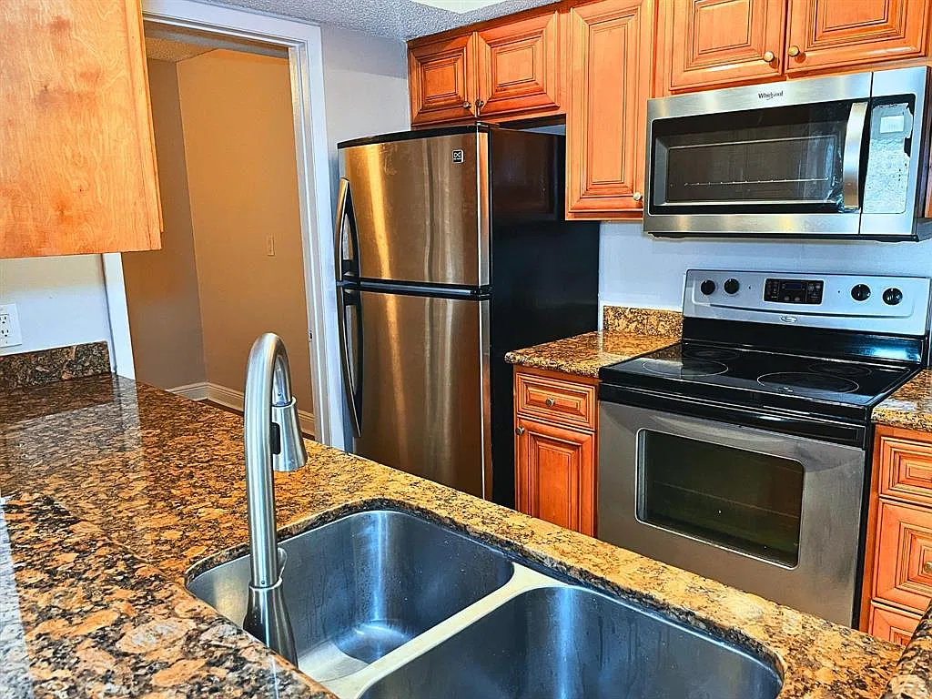 2 bed, 1030 sqft, $2,100 — Photo 3