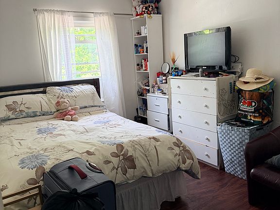 2nd image of 5653 Clearview Expy