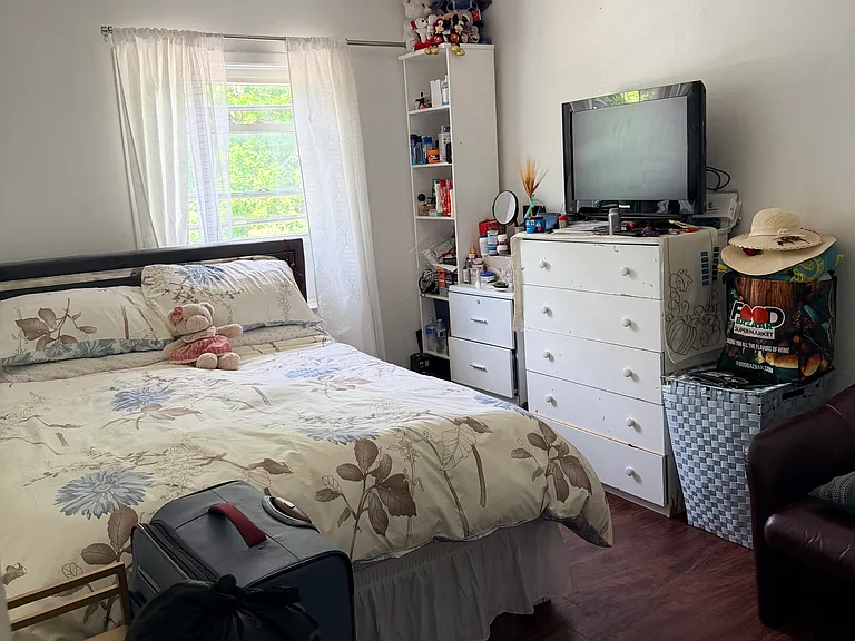 5653 Clearview Expy — Photo 2