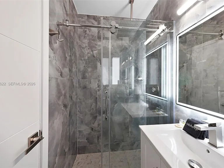 1021 NE 3rd Ave — Photo 32