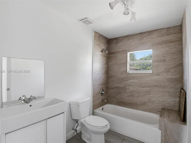 1035 NW 5th St #4 — Photo 9