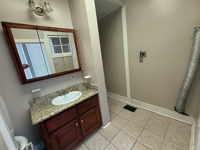 4001 Banks St — Photo 15