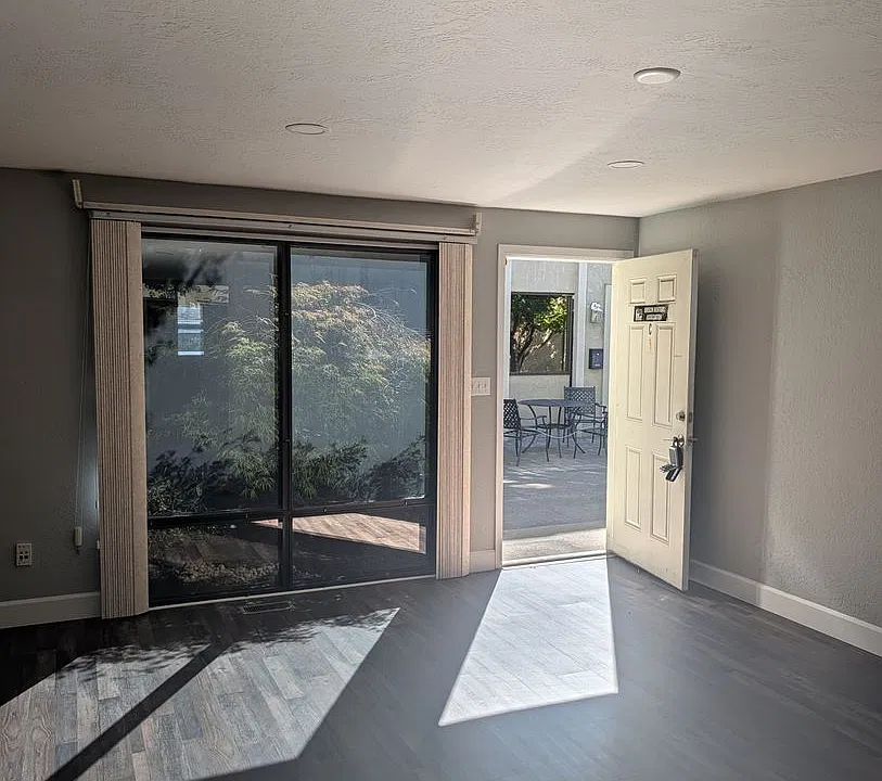 301 Crater Lake Ave