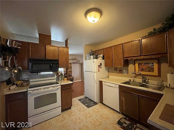 3rd image of 3936 Belleville Ave
