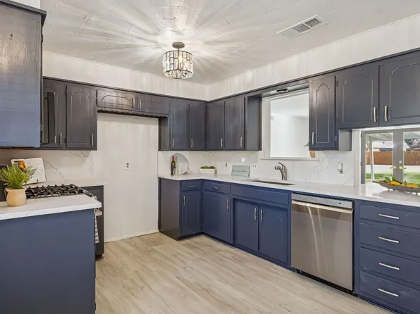 312 E Hampton Rd, Crowley, TX 76036