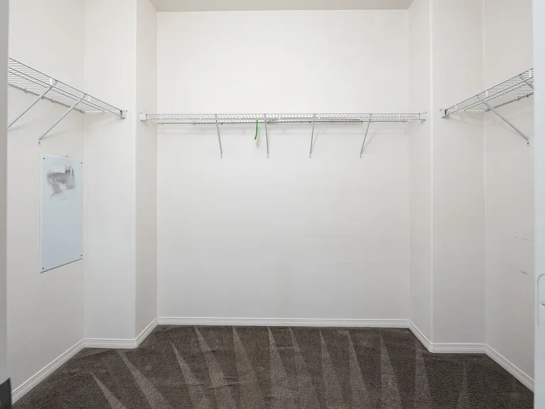 Master Bedroom Large Walking Closet