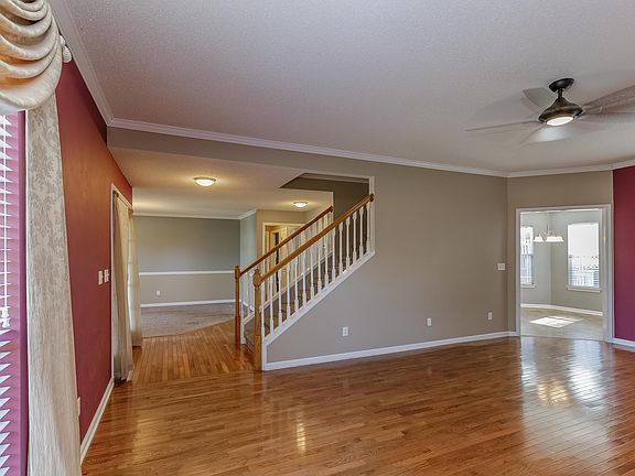4th image of 214 Valley Breeze Dr