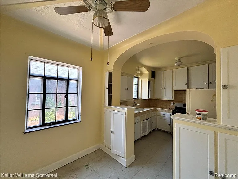 2943 Leslie St — Photo 8