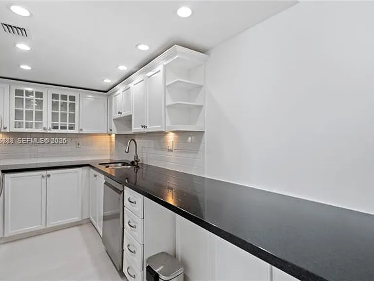 1621 Collins Avenue Cu #908 — Photo 1