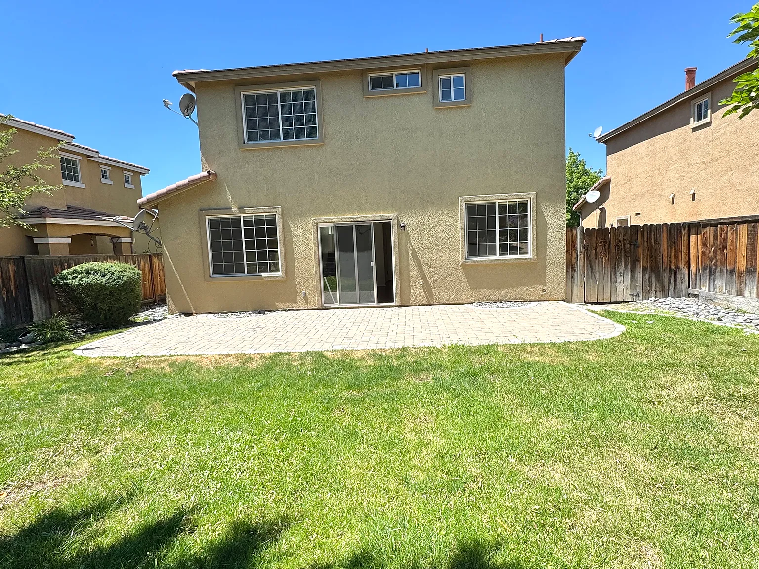 3 bed, 2.5 bath, 1643 sqft, $2,495 — Photo 2