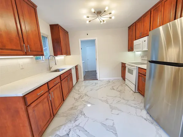 (undisclosed Address), Mount Sinai, NY 11766