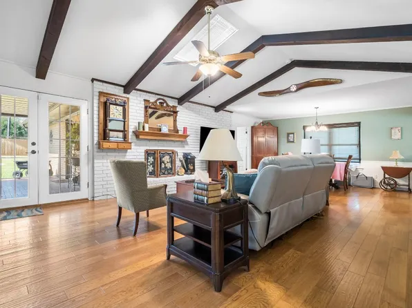 1920 Ash Creek Dr S, Azle, TX 76020