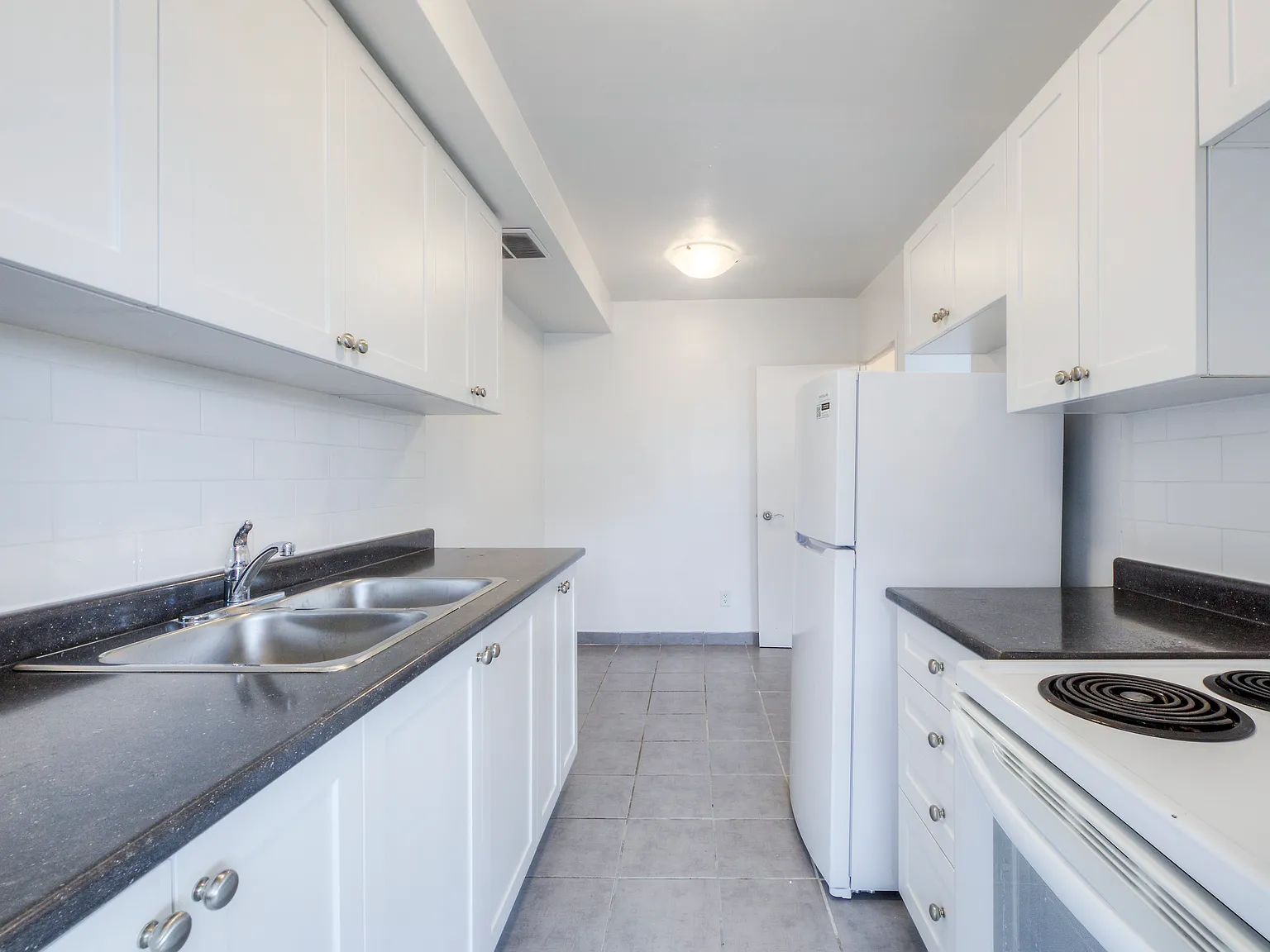 Blenheim Court Apartments — Photo 1