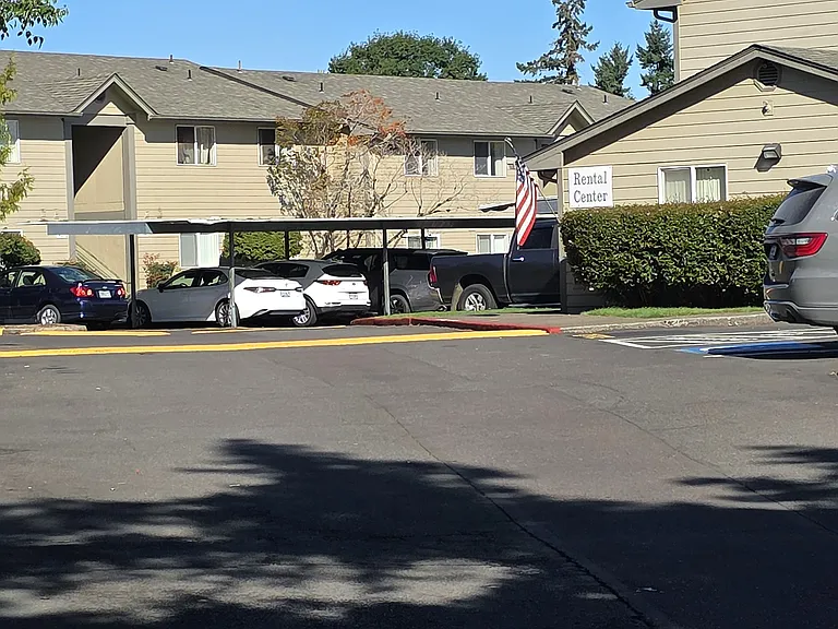Brittany Crossing Apartments — Photo 3