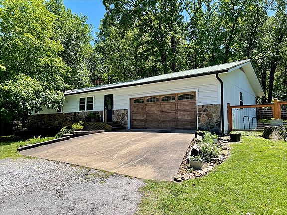 2nd image of 900 Dogwood St