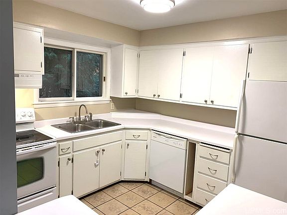 3rd image of 207 W Nicolet Blvd