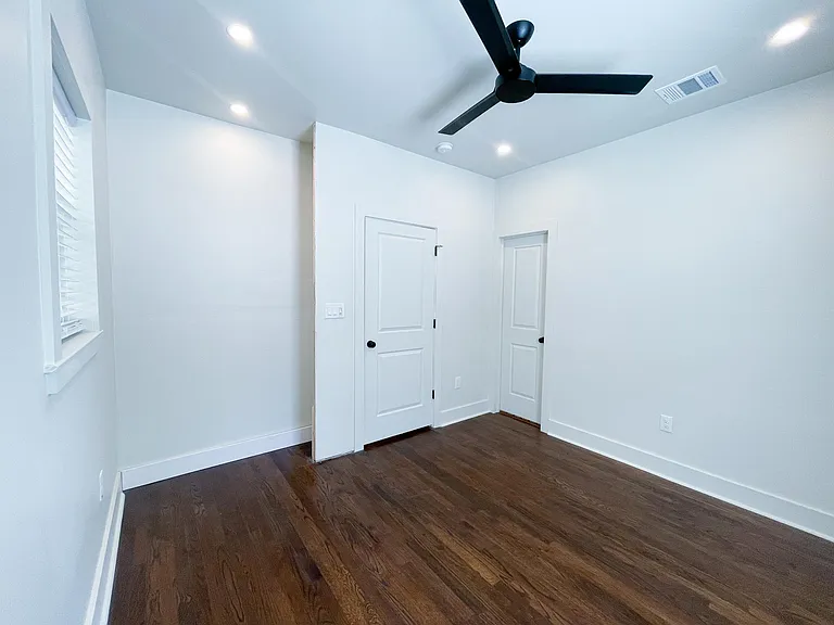 305 E 32nd St — Photo 37