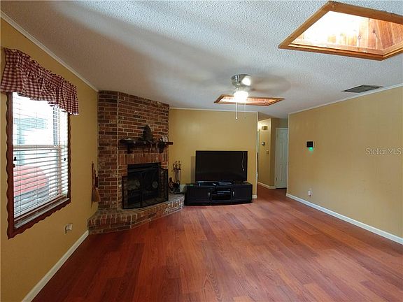 4th image of 220 Morton Ln