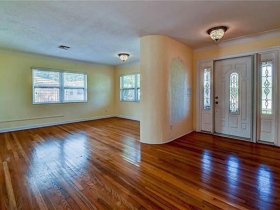 4th image of 1922 Arrowhead Dr NE