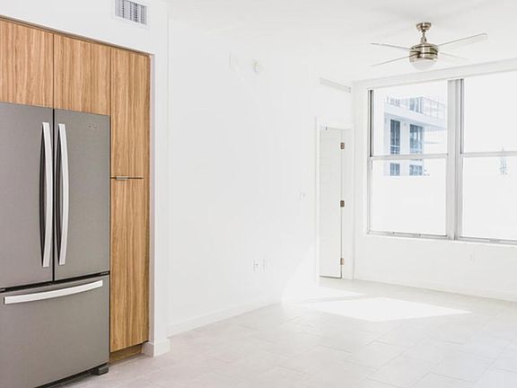 5th image of 2130 N Bayshore Dr