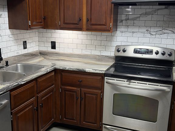 2nd image of 10 Marilyn Ln