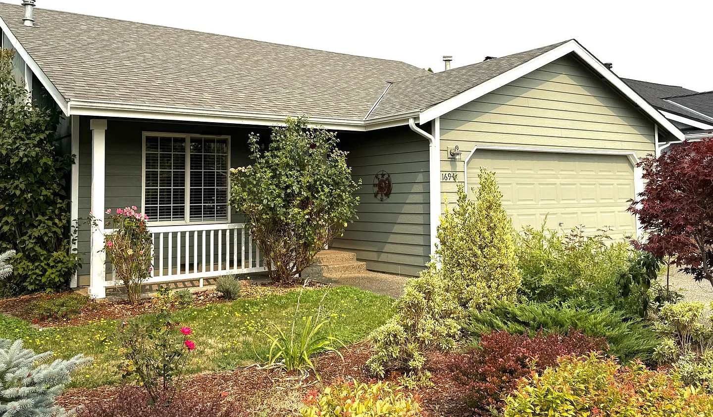 Charming 3 bed + bonus, 2 bath rambler - Monroe — Photo 2