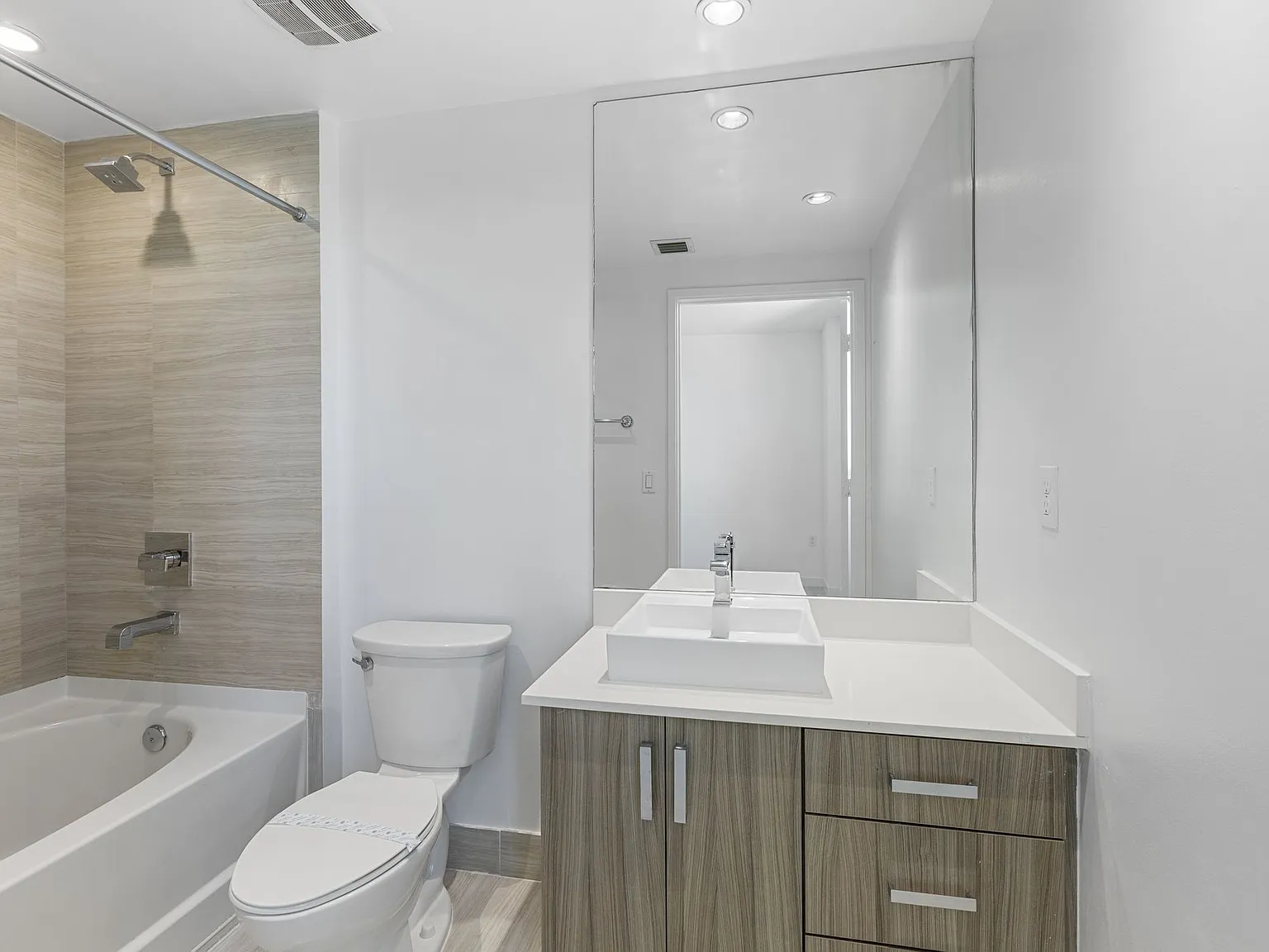 2 bed, 1000 sqft, $3,545 — Photo 4