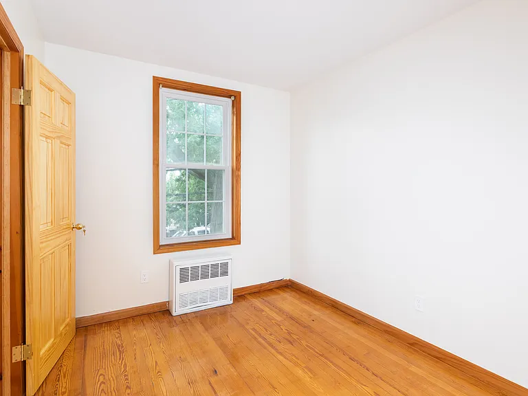 20-32 41st St #2 — Photo 5
