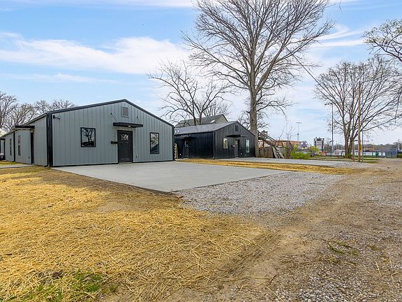 4th image of 202 3rd Ave #102
