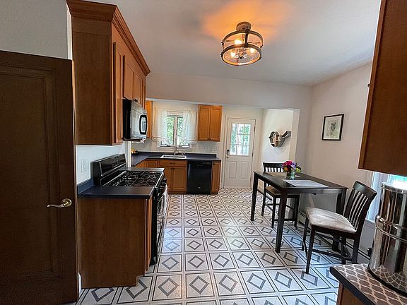 5th image of 151 Woodlawn St