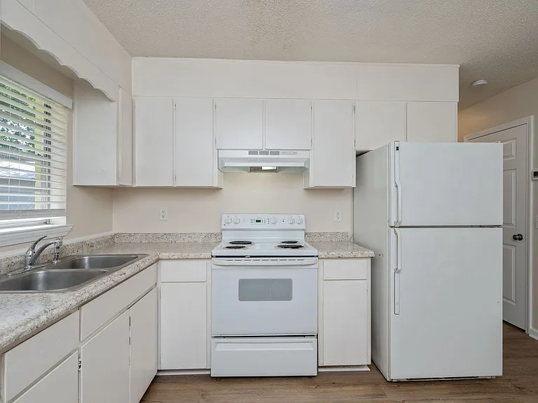 709B Greenwood St — Photo 9