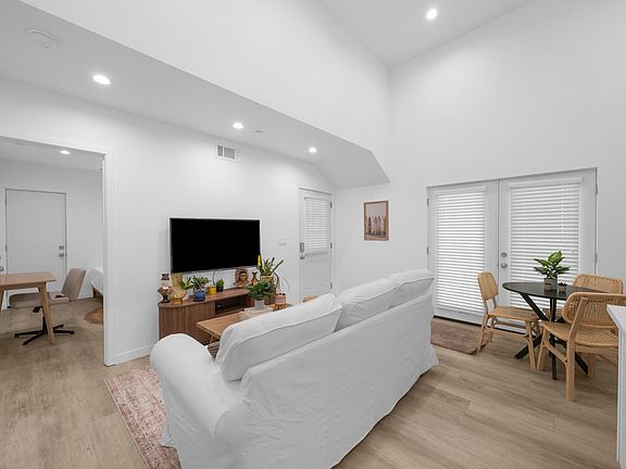 3rd image of 306 N Catalina Ave