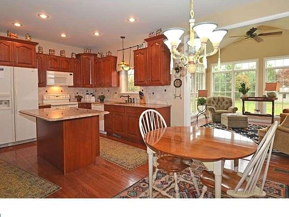 3rd image of 160 Turners Pond Dr