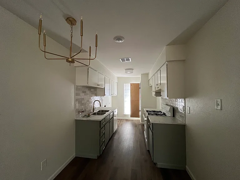 1420 W Braker Ln #B — Photo 7