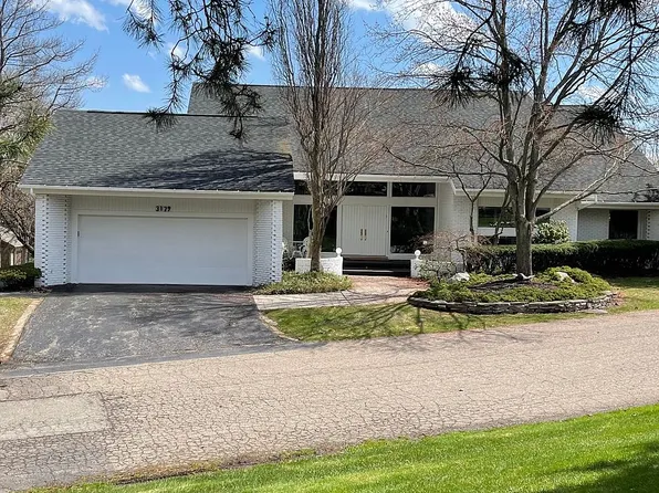 3179 Chambord Dr, West Bloomfield, MI 48323