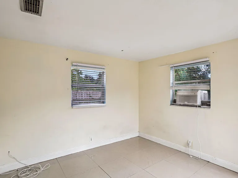 520 NE 45th St — Photo 10