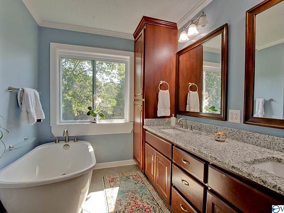 4th image of 102 Silver Oak Ln